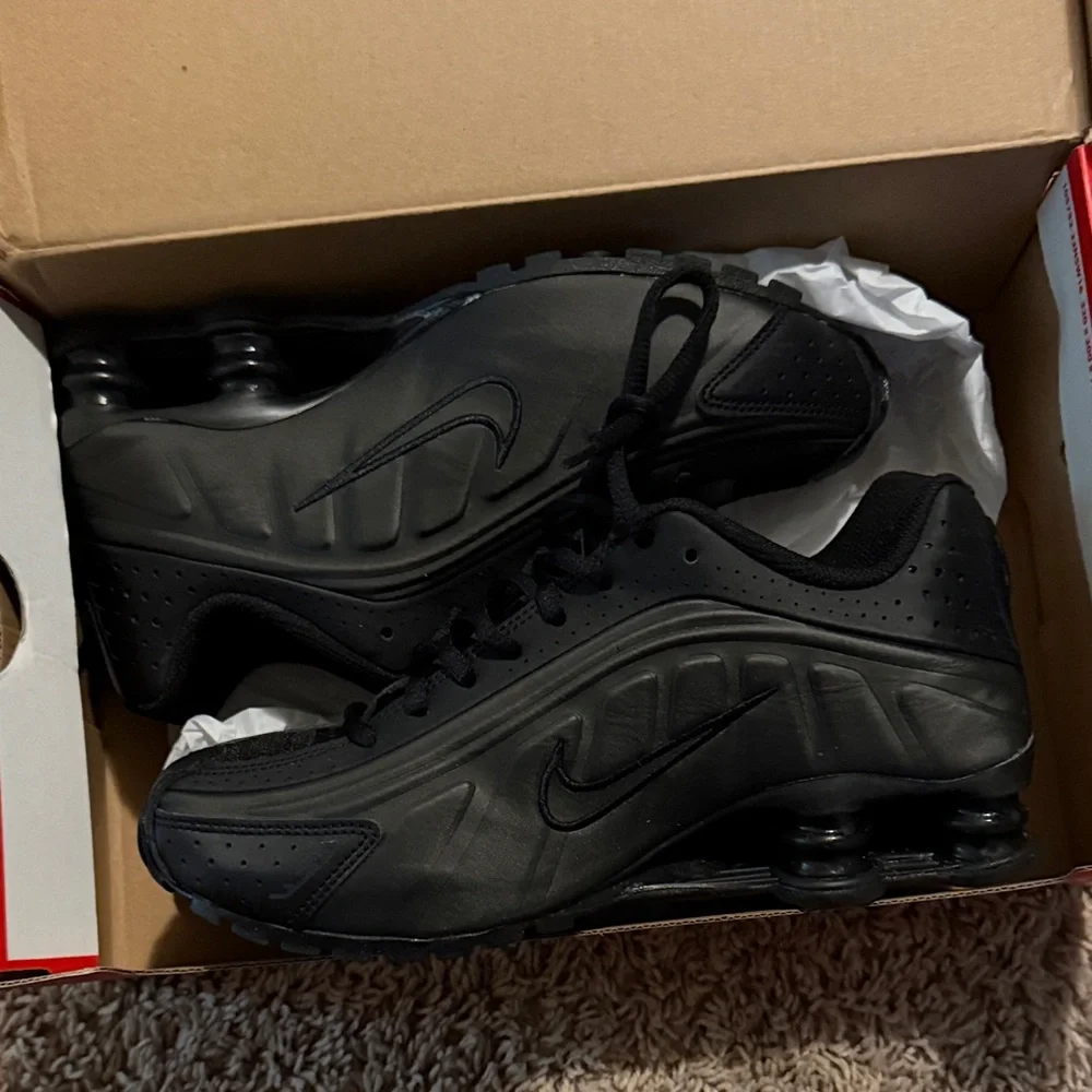 Nike Shox Men's Black Sneakers - Picture 9 of 9
